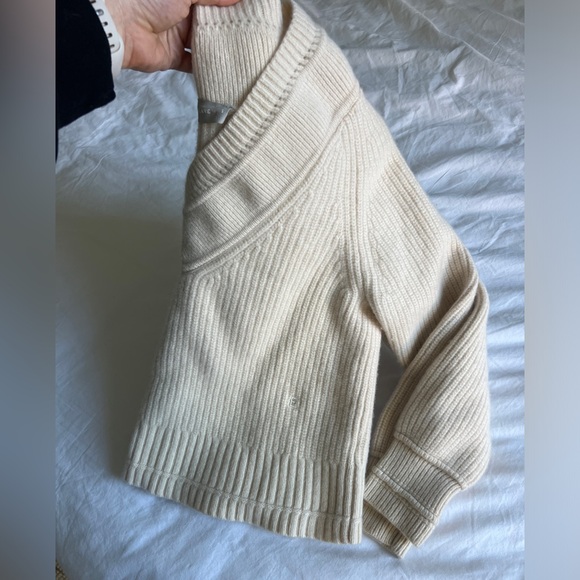 Everlane Women's Cream V-Neck Sweater - Picture 11 of 11